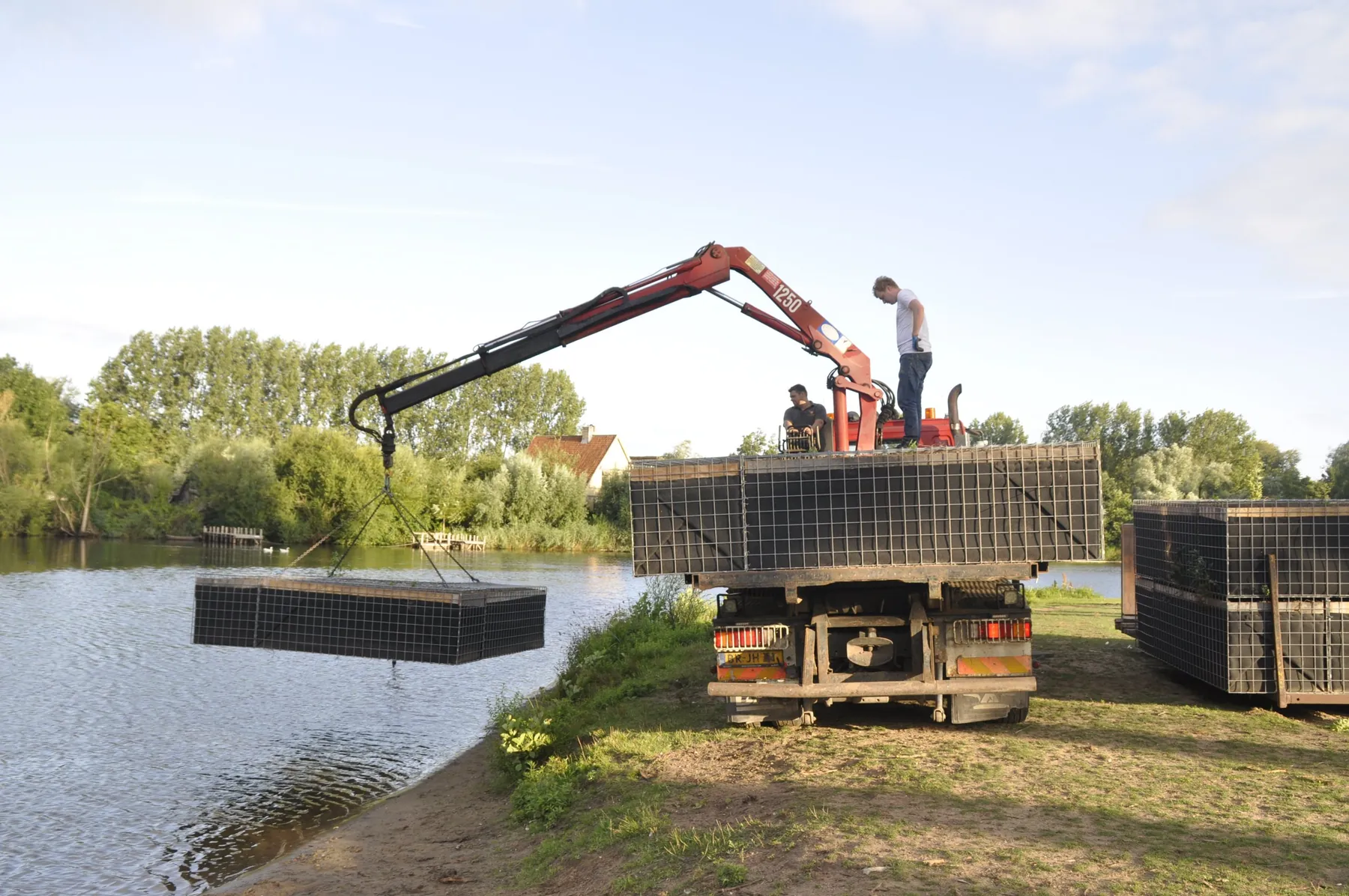 Aqua Blocks-modules worden met een kraanwagen te water gelaten